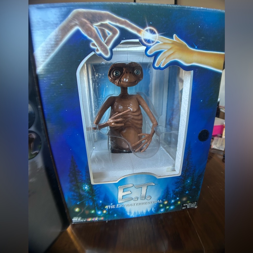 2001 Limited Edition Toys 'R' Us Exclusive E.T. The Extra Terrestrial Figurine